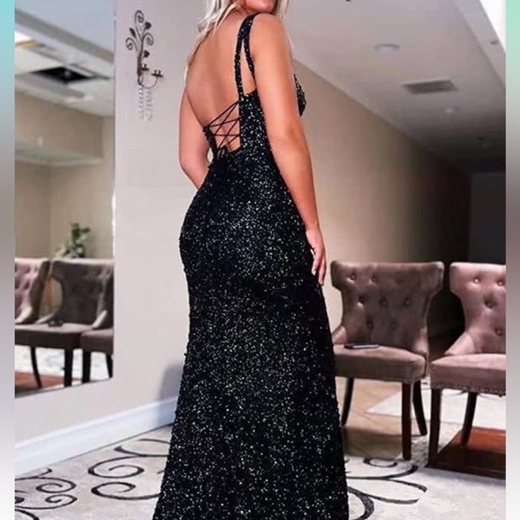 One Shoulder Black Prom dress with slit - Picture 4 of 5